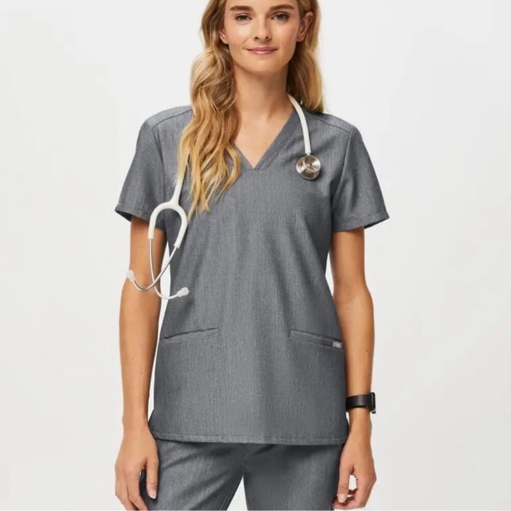 FIGS Women's Casma Three-Pocket Scrub Top V-Neck Graphite Gray PO 1602 Size S